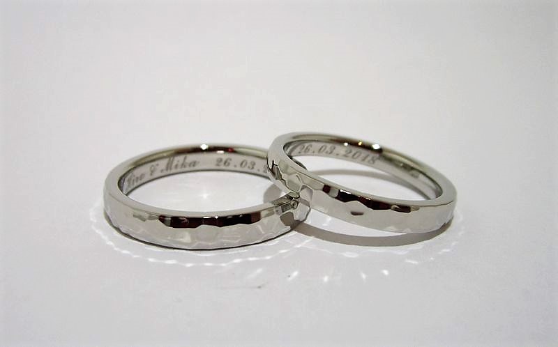 槌目が輝かしい結婚指輪のサムネイル