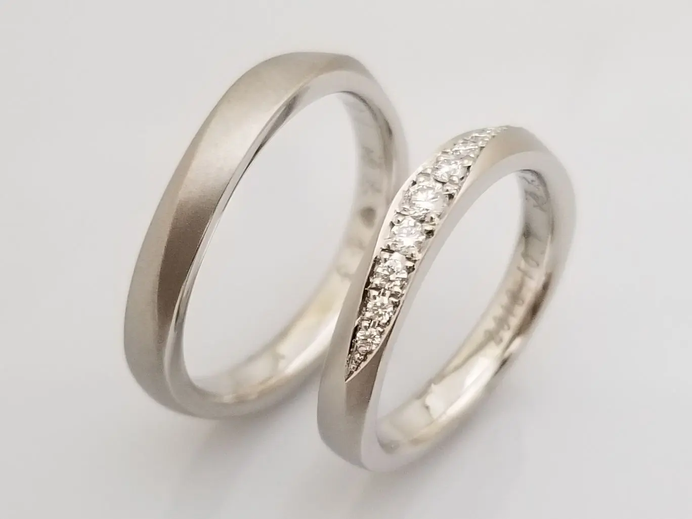 面取加工にダイヤを並べて、お揃いの結婚指輪に | 結婚・婚約指輪の 