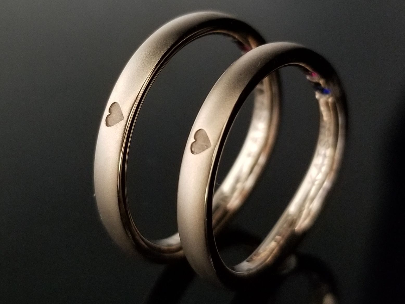 S字のご結婚指輪、手のひらで包むハートの刻印
