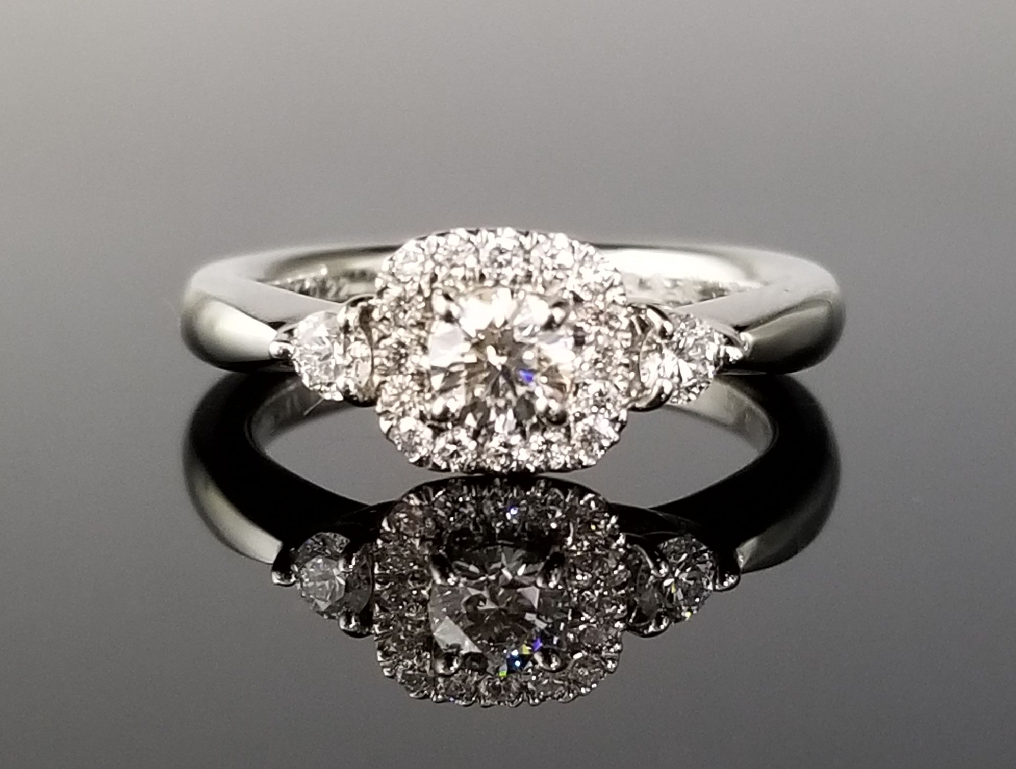 沢山のダイヤモンドを指輪にあしらったエレガントなデザイン | 結婚 