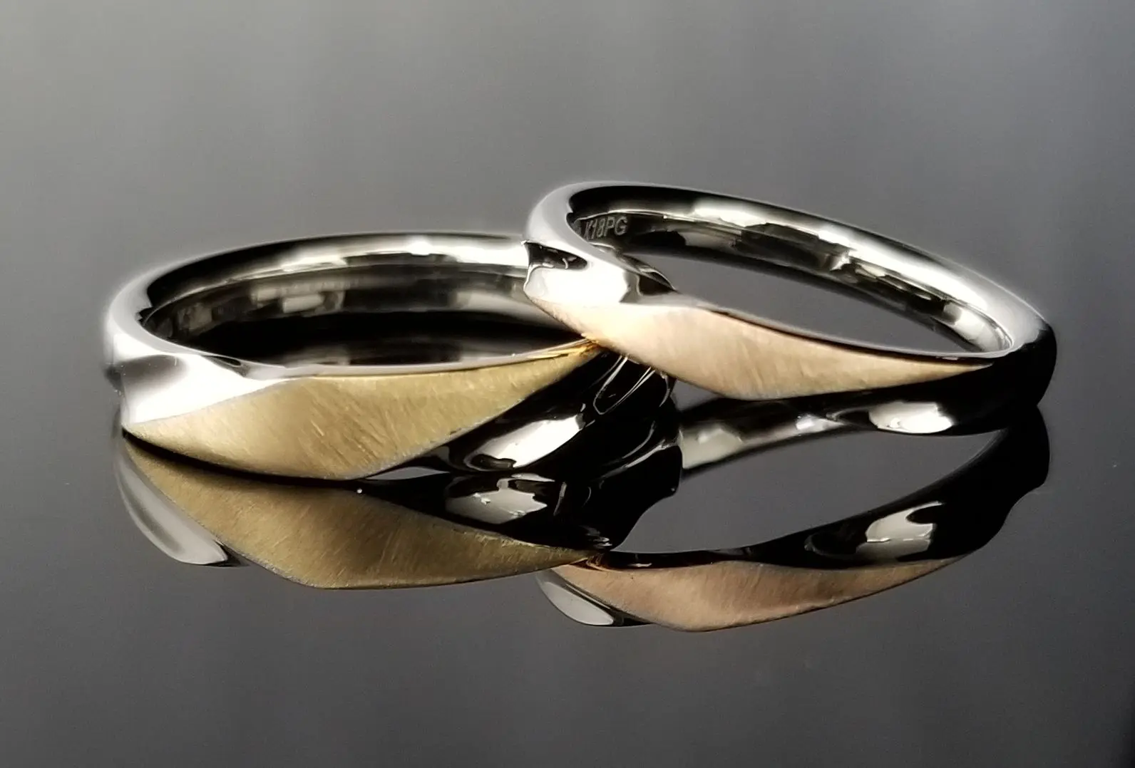 えぐり加工で金面部分を強調したマリッジリング | 結婚・婚約指輪のオーダーメイドは鍛造指輪＜TANZO＞
