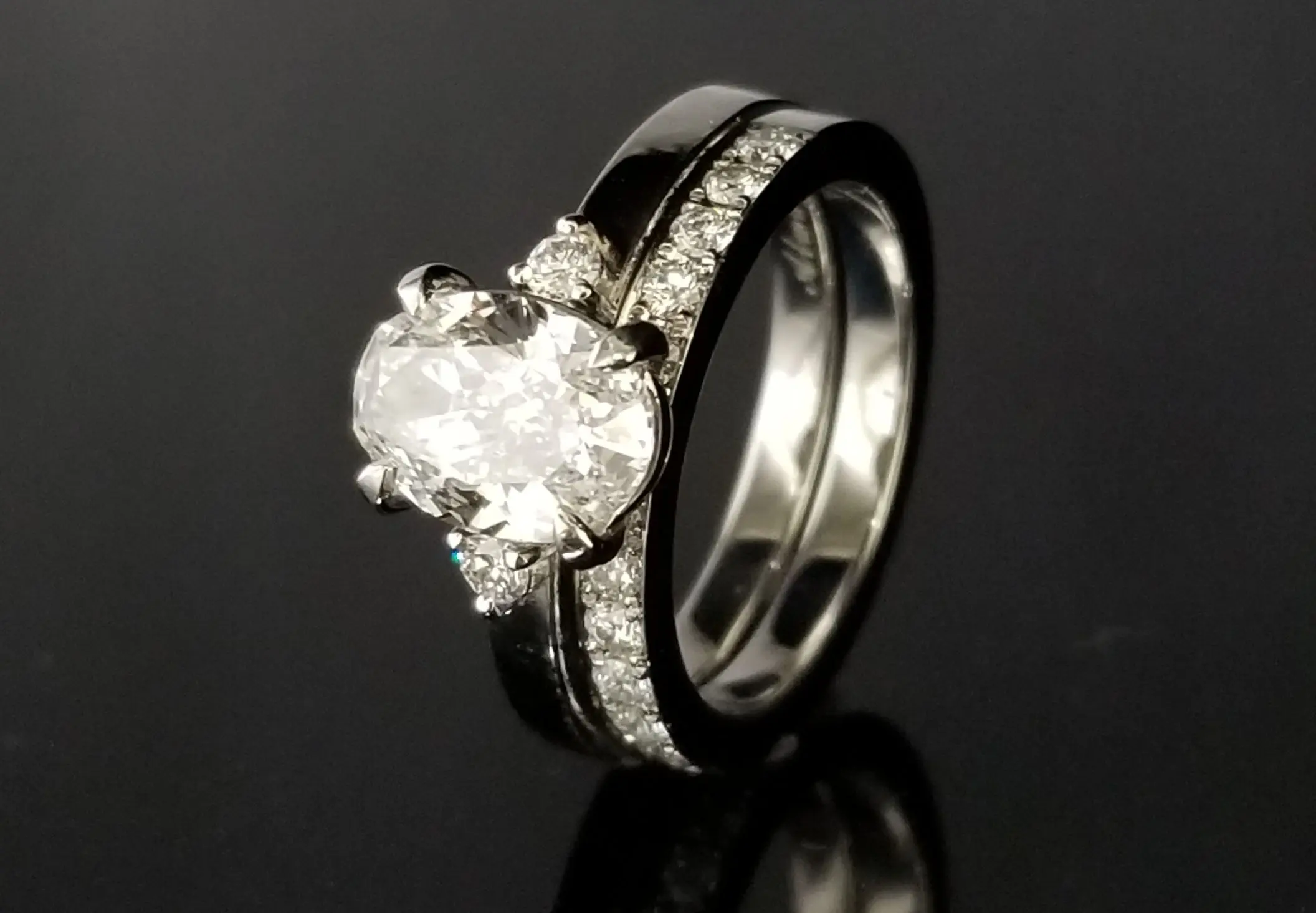オーバルのダイヤモンドで華やかなご婚約指輪を | 結婚・婚約指輪の 