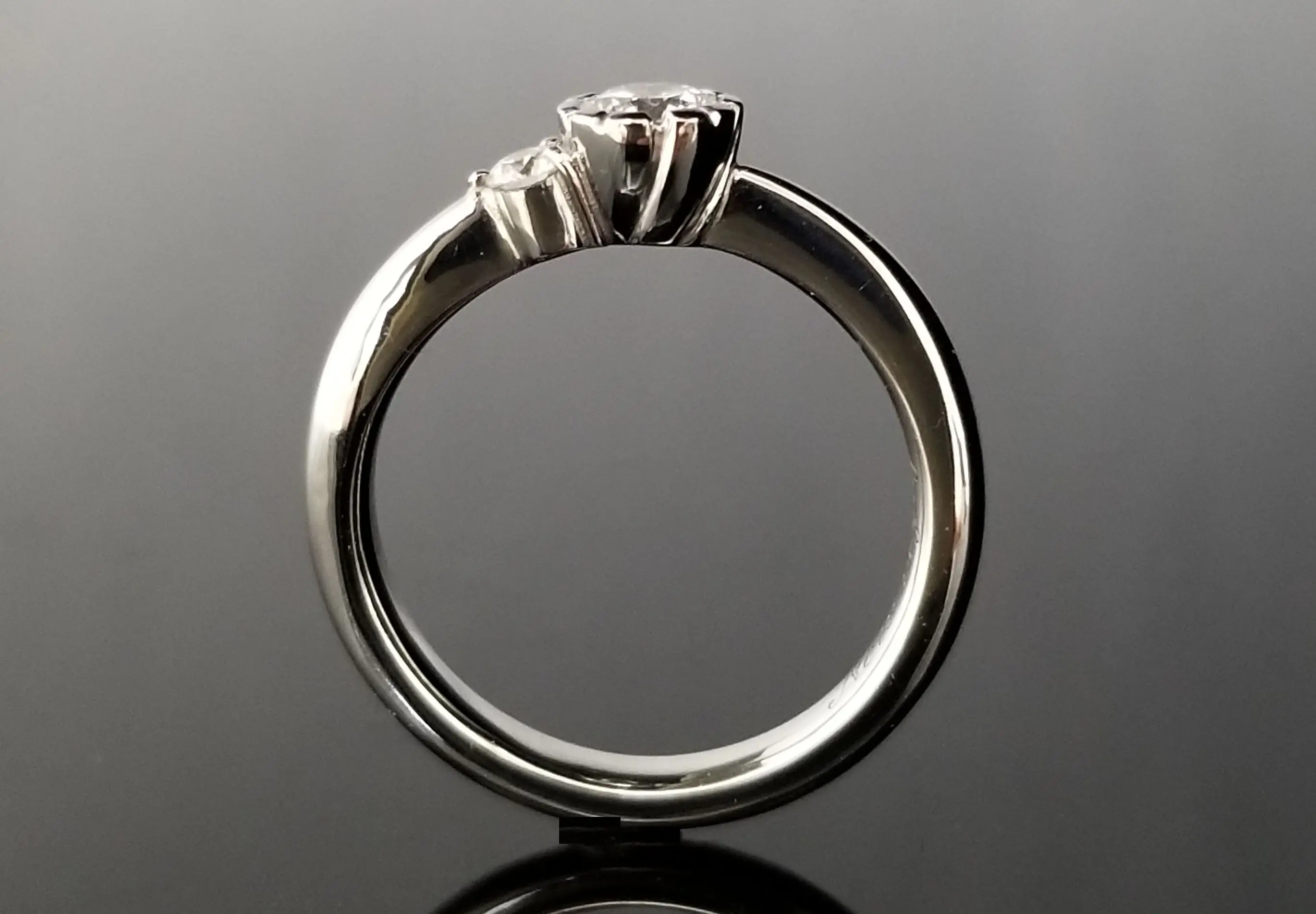 お花シャトンと並ぶダイヤモンドが素敵なご婚約指輪 | 結婚・婚約指輪 