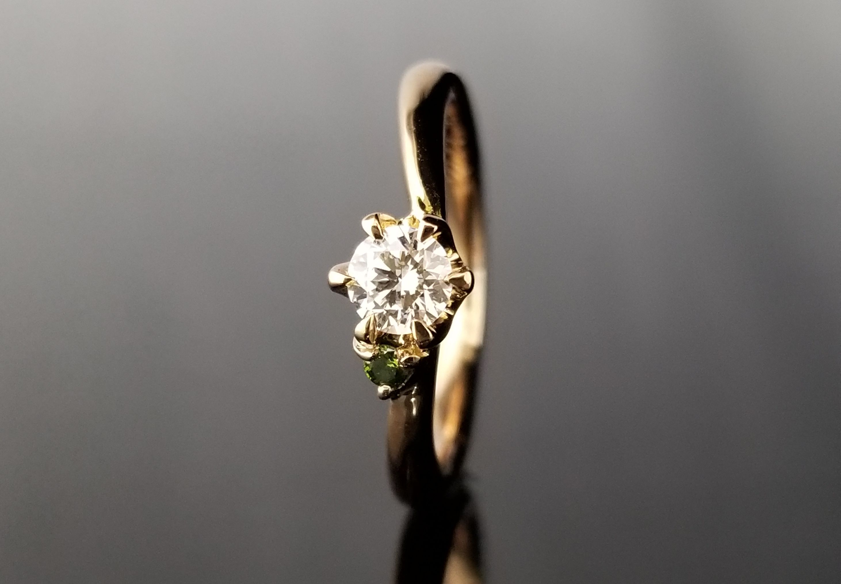 ウェーブ感とダイヤが美しく素敵なフルオーダーのご婚約指輪