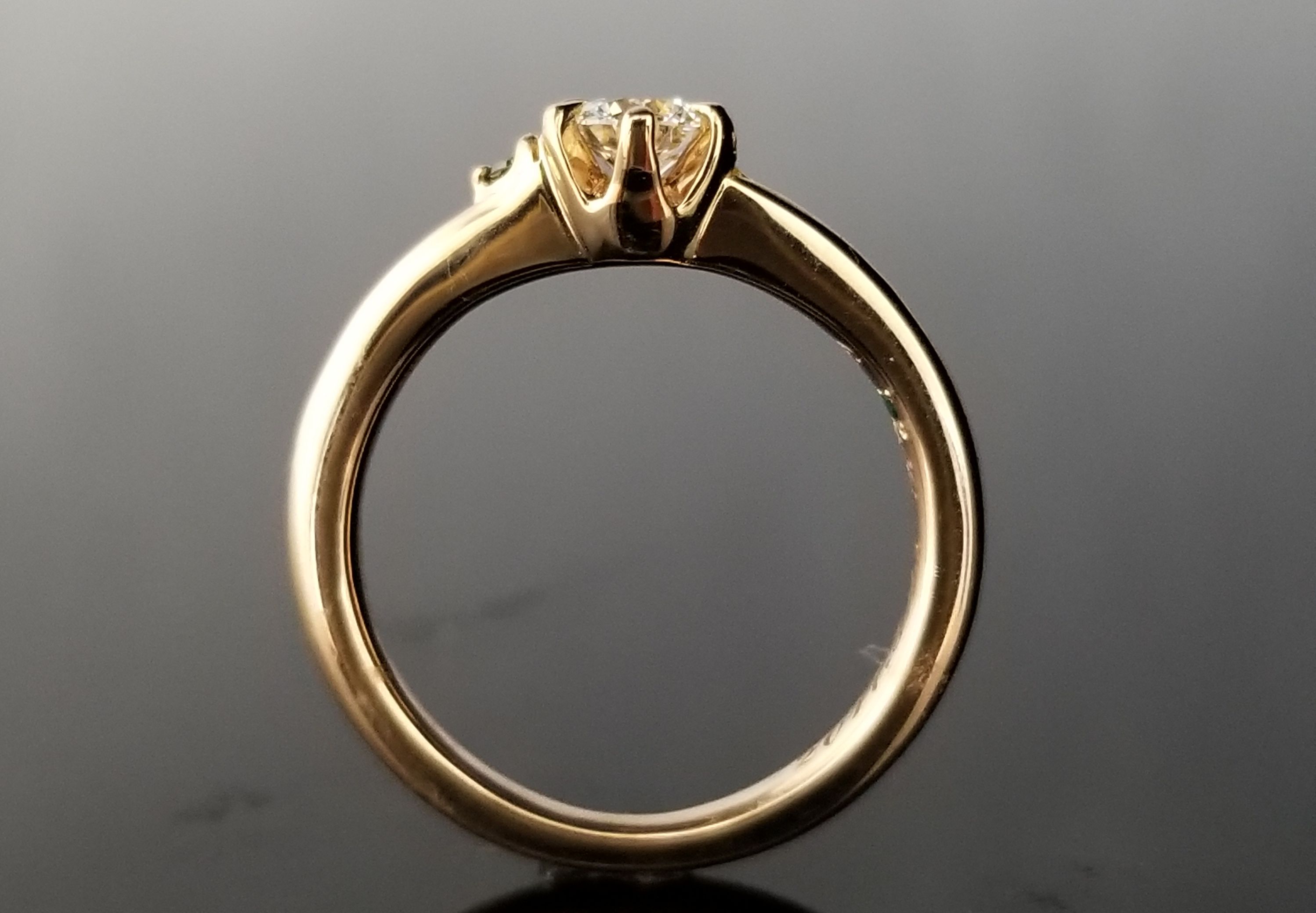 ウェーブ感とダイヤが美しく素敵なフルオーダーのご婚約指輪
