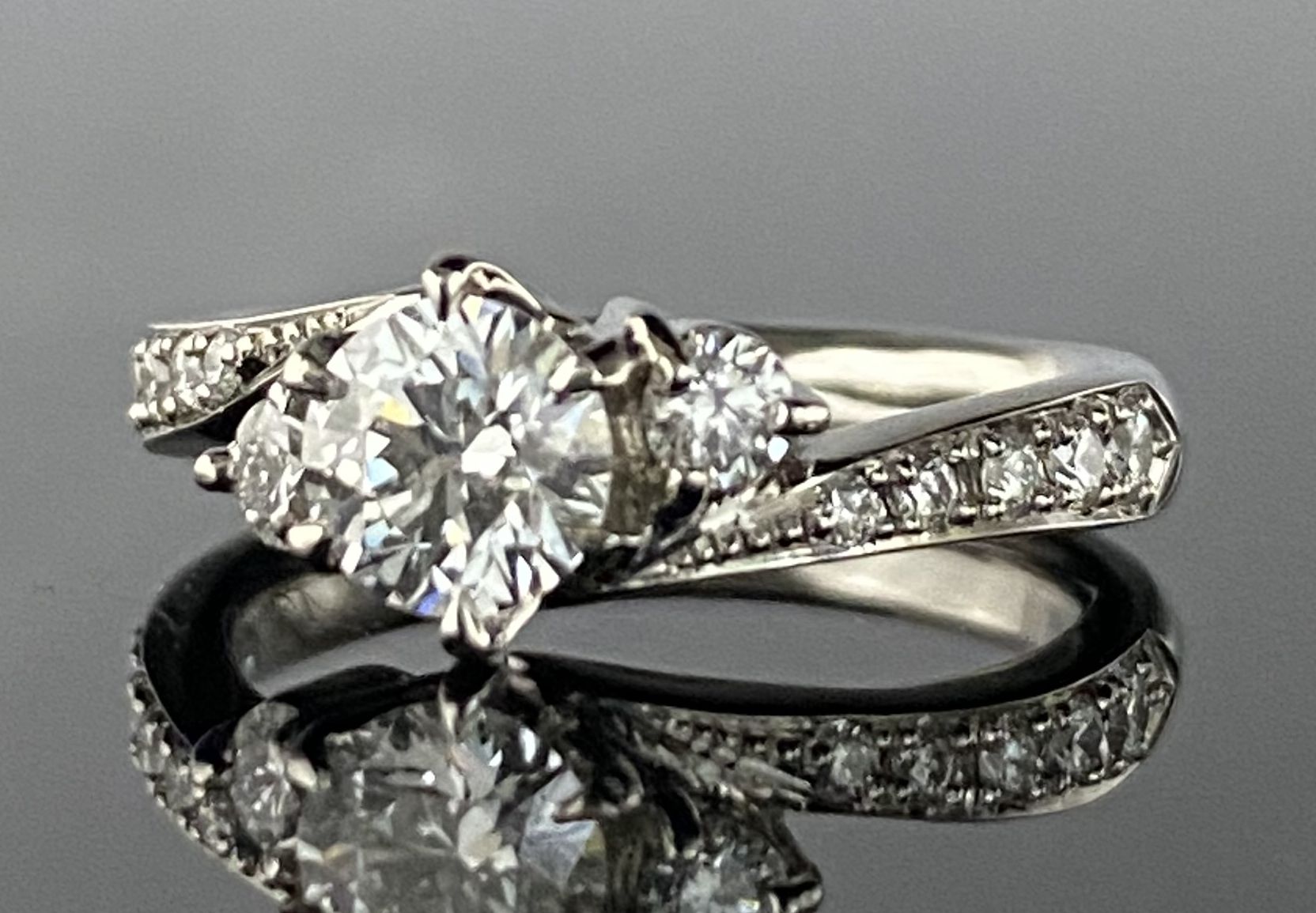 ダイヤモンドで華やかに仕上げた美しい鍛造エンゲージリング | 結婚 
