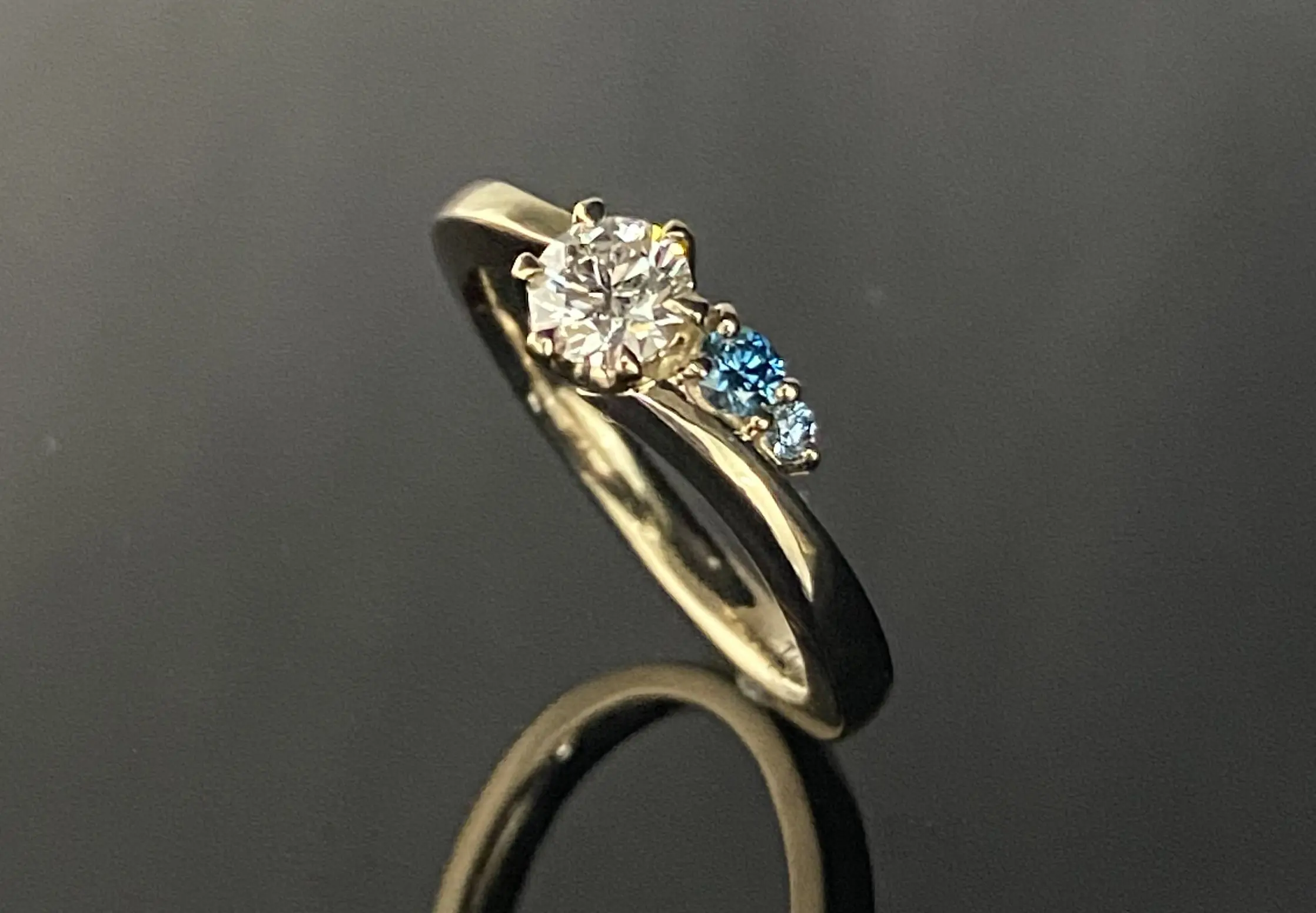 シャンパンゴールドにブルーのお色味が美しい職人鍛造指輪 | 結婚・婚約指輪のオーダーメイドは鍛造指輪＜TANZO＞