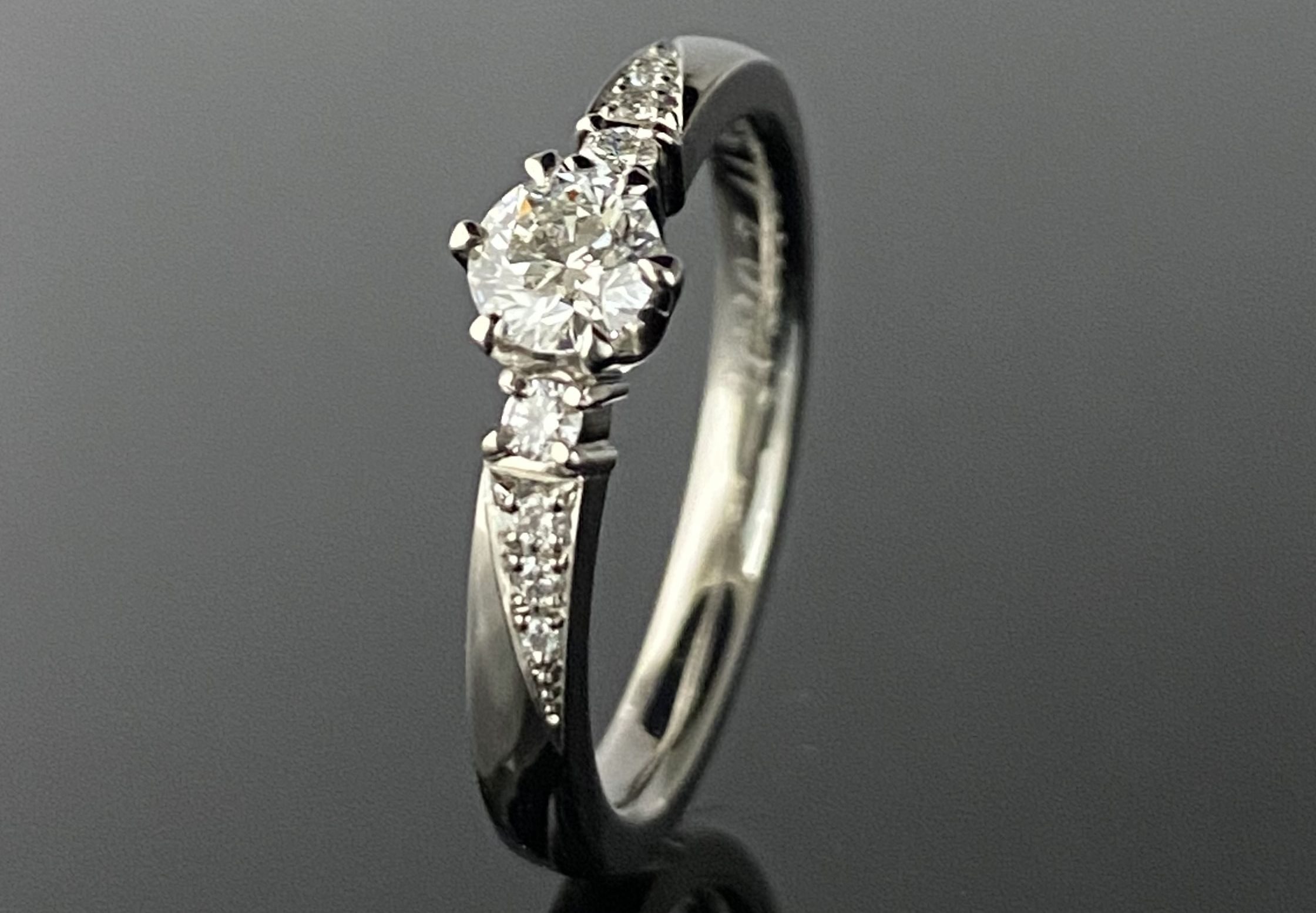 ダイヤモンドの留め方にこだわった鍛造ご婚約指輪