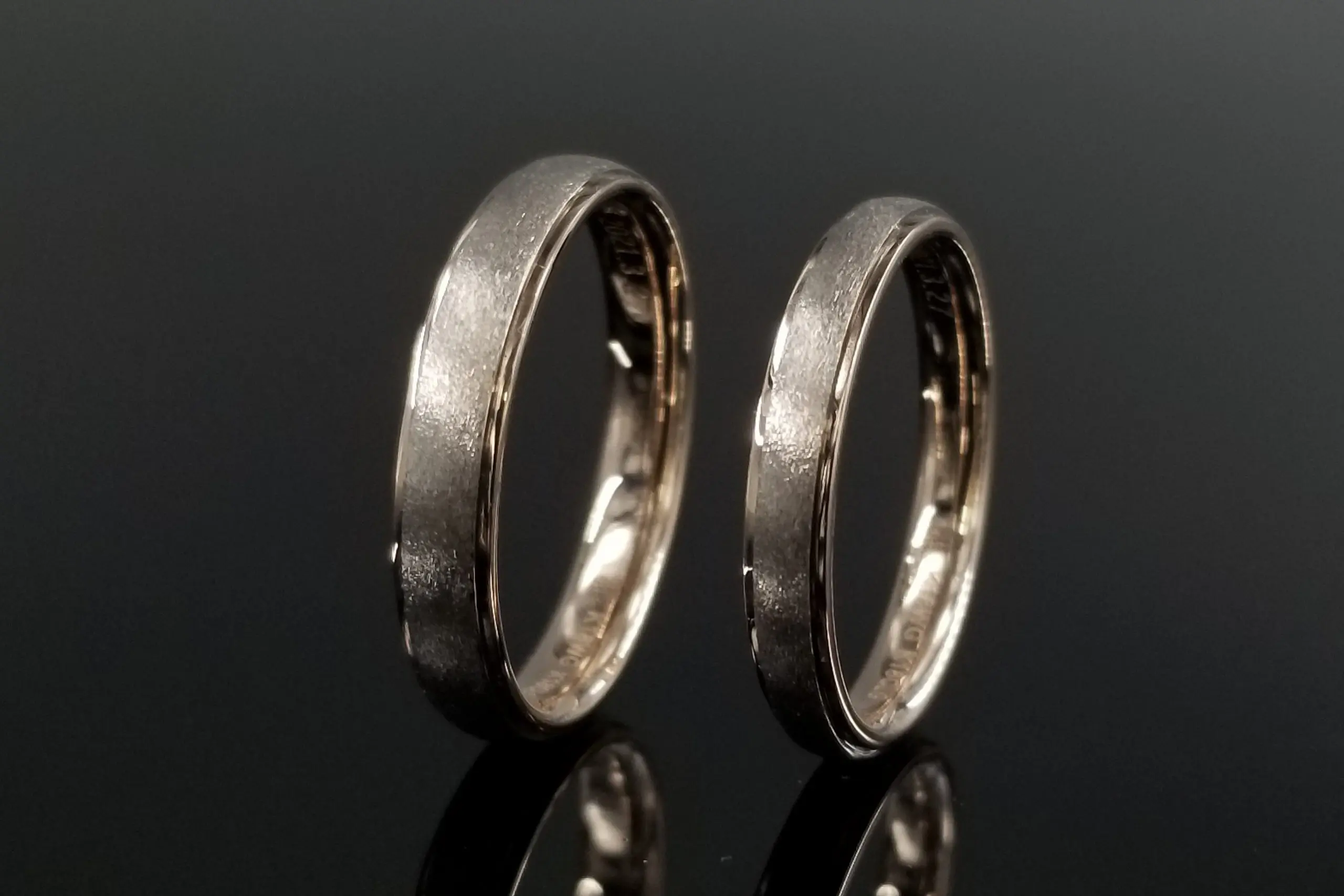 淡いコーラルゴールドとクールなホワイトゴールドのコンビ | 結婚・婚約指輪のオーダーメイドは鍛造指輪＜TANZO＞