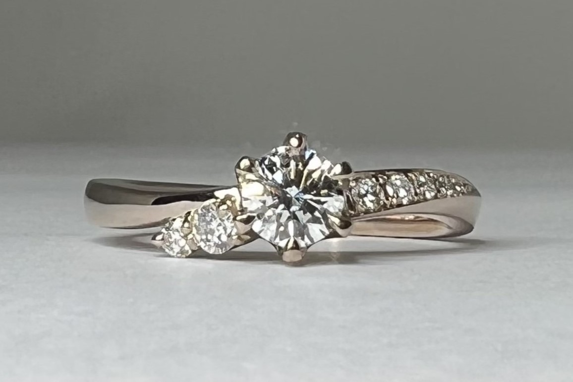おふたりの一生を表した素敵なご婚約指輪のサムネイル