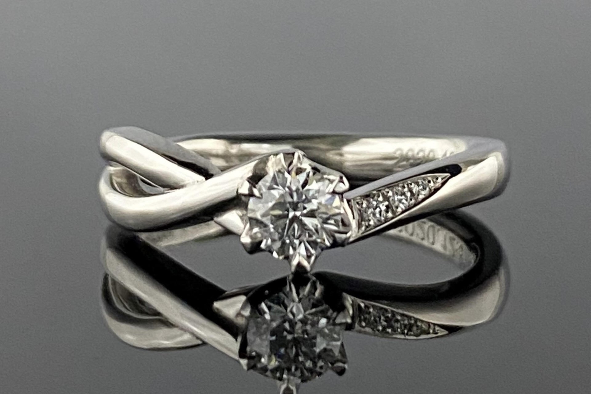クロスが特徴的な婚約指輪のサムネイル