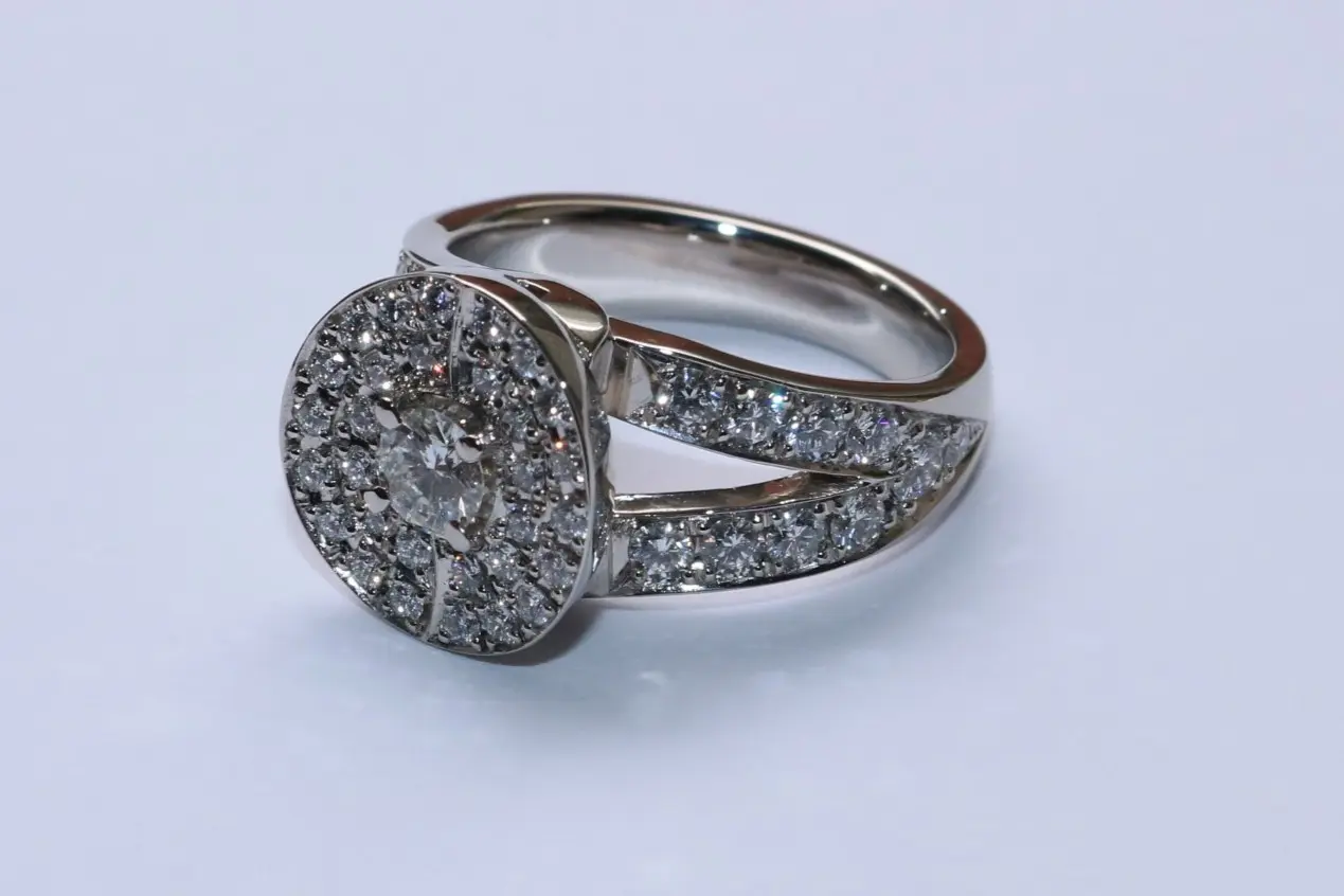 総カラット数1.0ct越えのエレガントなご婚約指輪 | 結婚・婚約指輪のオーダーメイドは鍛造指輪＜TANZO＞