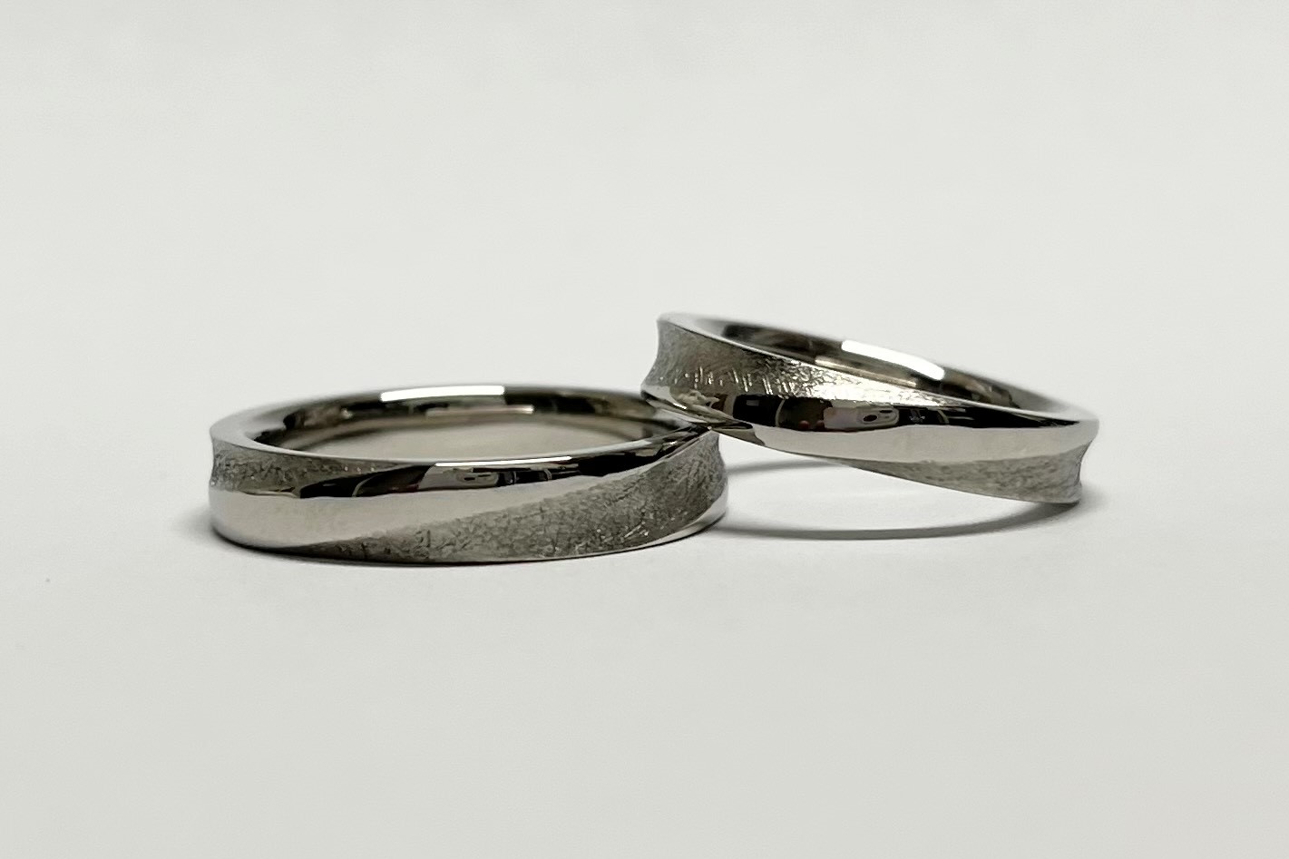 えぐり加工がとても素敵なご結婚指輪のサムネイル