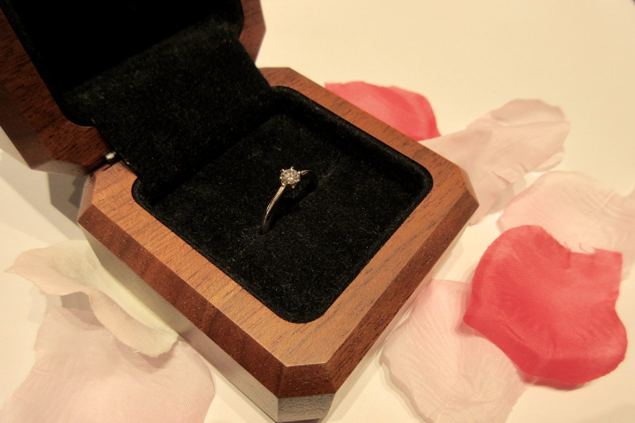 プロポーズに添えるご婚約指輪は自分らしさをプラスして。のサムネイル