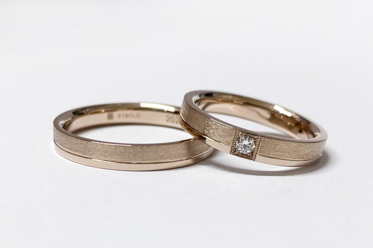 コーラルゴールドにダイヤモンドが輝くご結婚指輪のサムネイル
