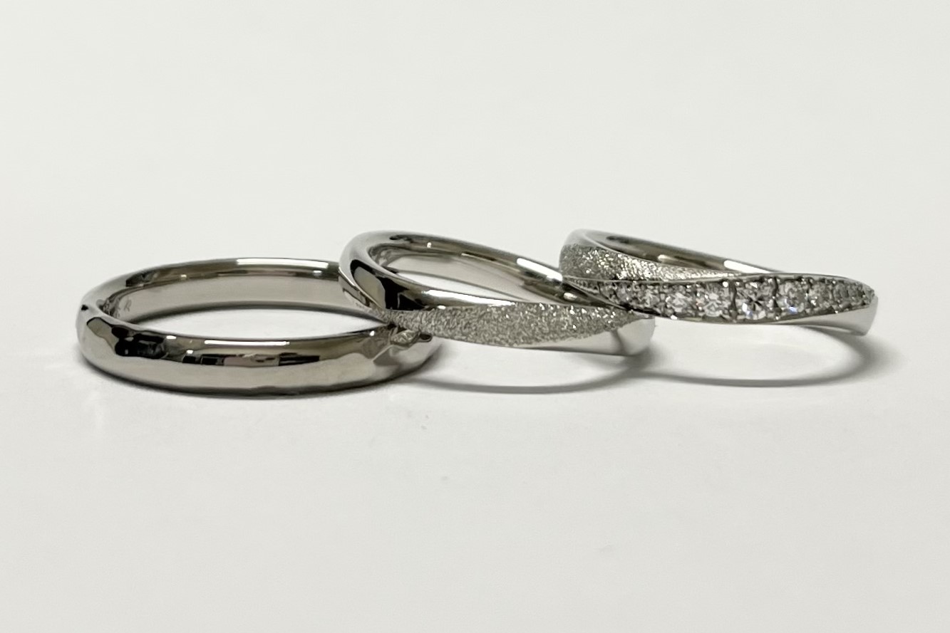 スターダストとダイヤの輝きが華やかなご婚約指輪のサムネイル
