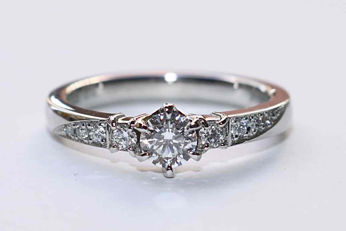 彼女様に似合う、華やかなご婚約指輪を…のサムネイル