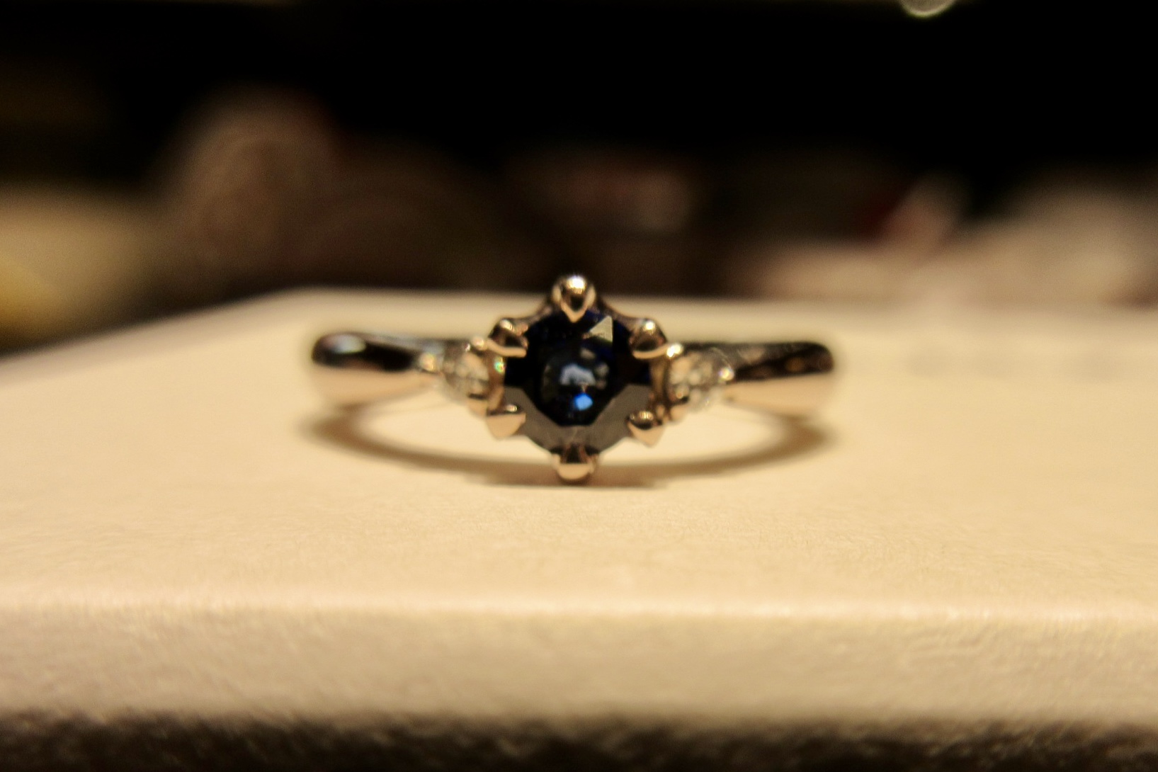 ご婚約指輪を、自由で特別な発想で…のサムネイル