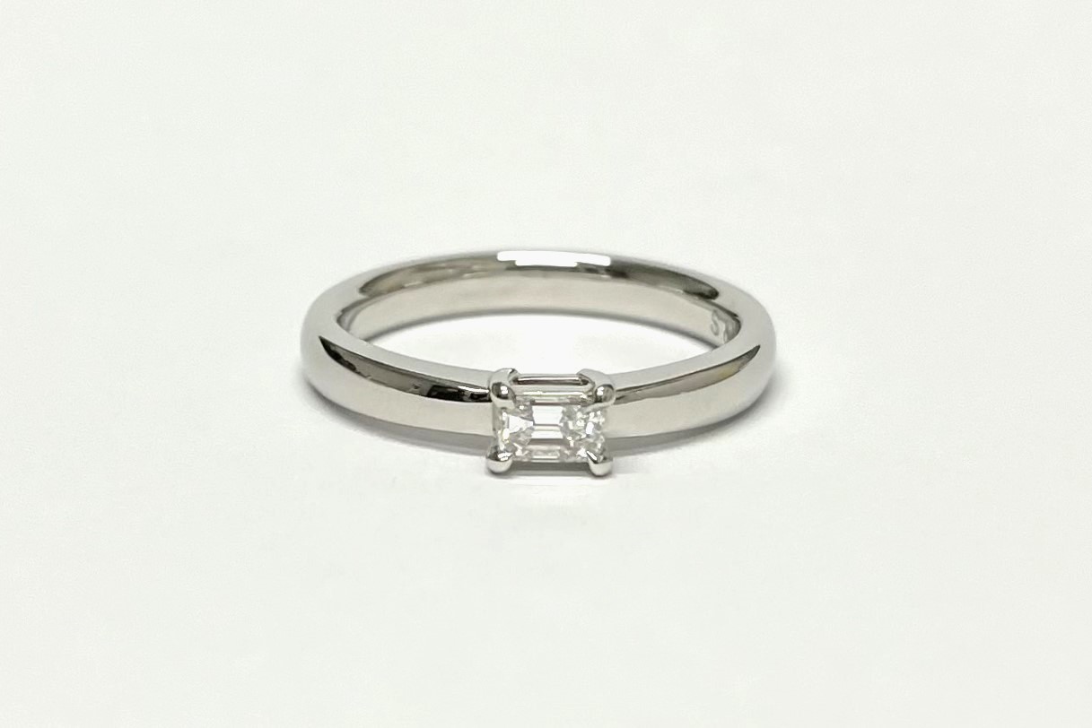 エメラルドカットのダイヤが美しく輝くご婚約指輪のサムネイル