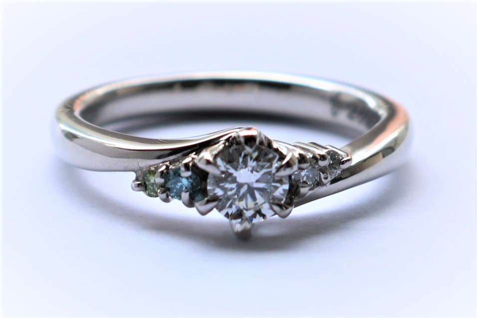 幸せを運ぶご婚約指輪のサムネイル