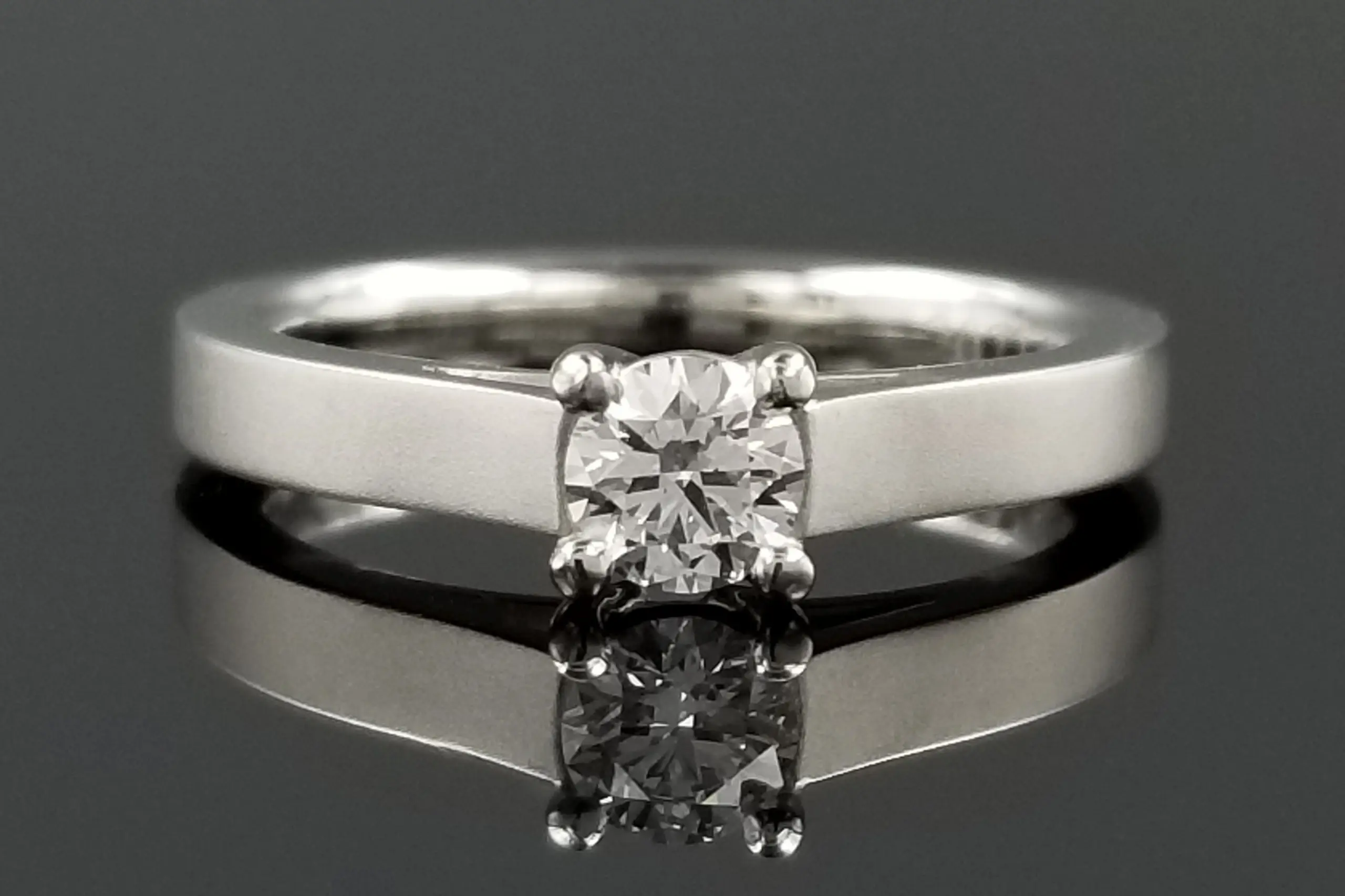 ゴージャスなハーフエタニティリング | 結婚・婚約指輪のオーダーメイドは鍛造指輪＜TANZO＞