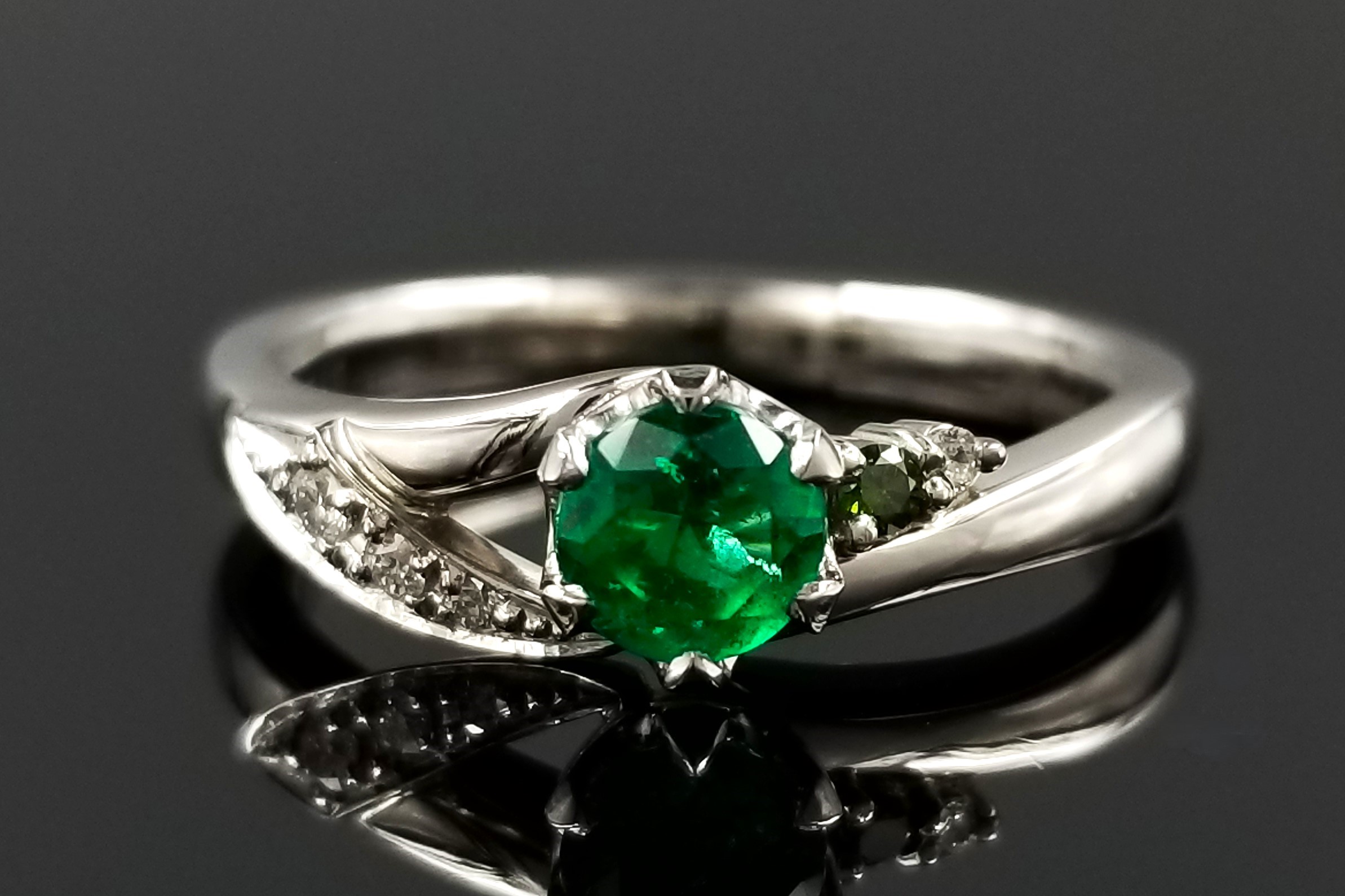 大好きな緑を使ったご婚約指輪のサムネイル