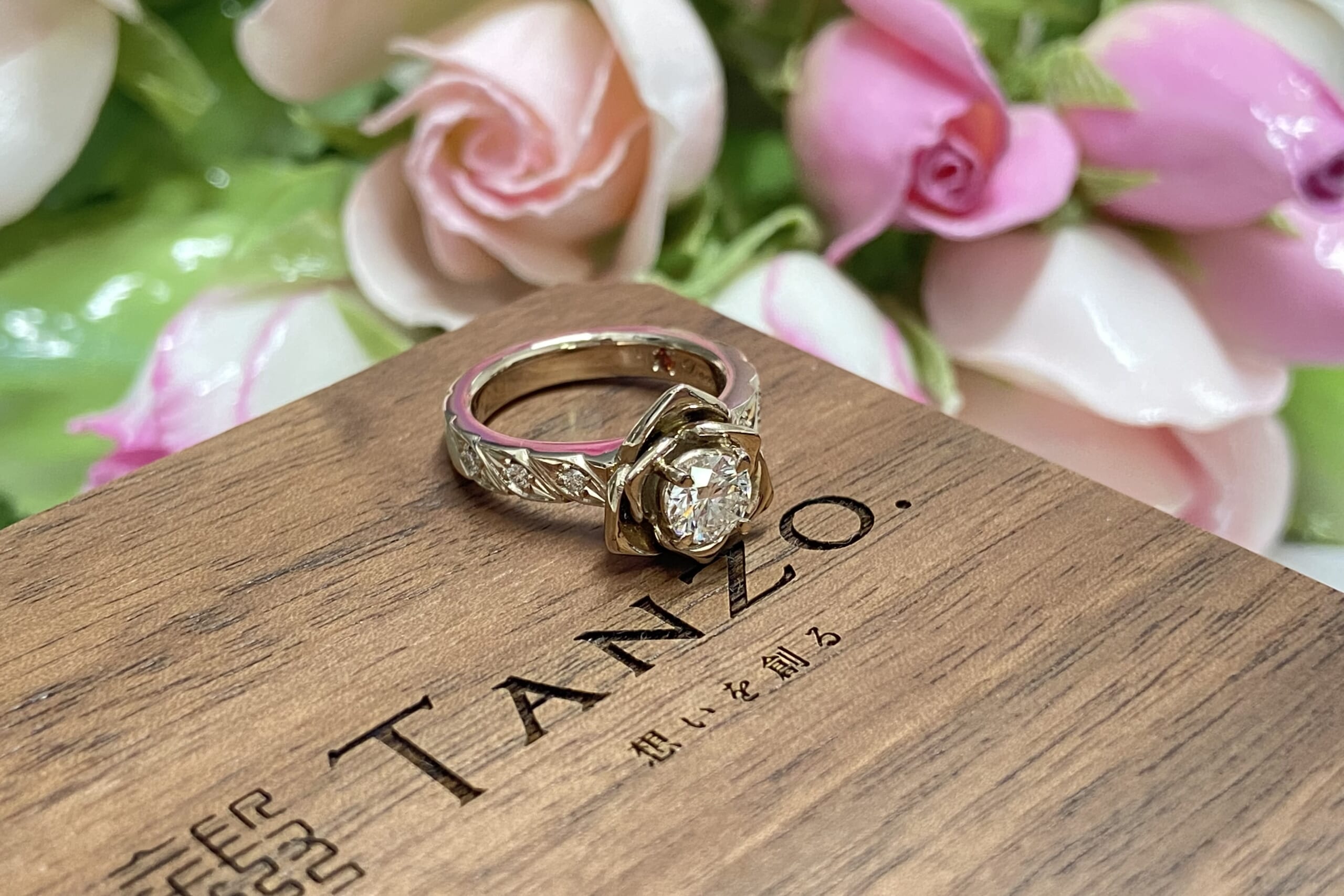 バラのご婚約指輪のサムネイル